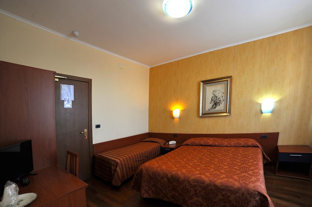 בולסנה Hotel Nazionale מראה חיצוני תמונה