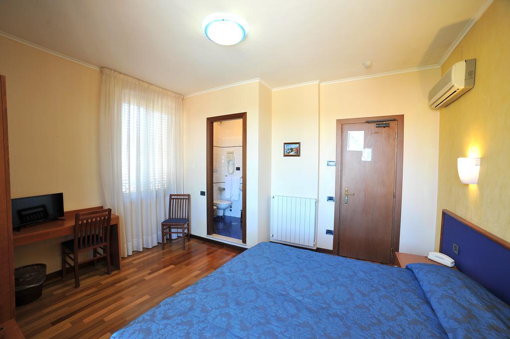 בולסנה Hotel Nazionale מראה חיצוני תמונה